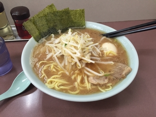 「ラーメン中盛り チャーシュー もやし 玉子」@本牧家 本店の写真