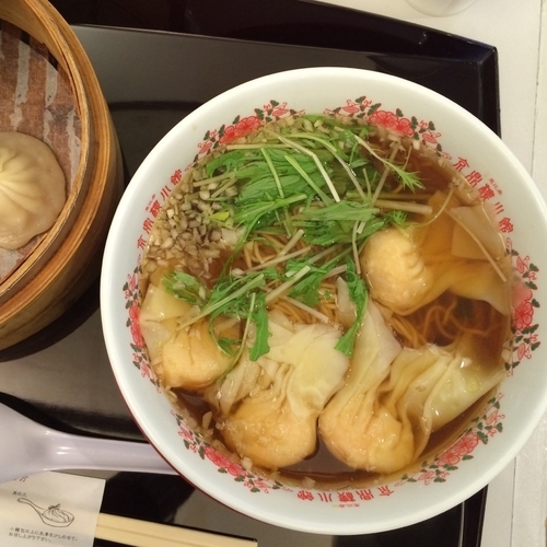 「ワンタン麺＋三色小籠包のセット980円」@京鼎樓小館 ラゾーナ川崎プラザ店の写真