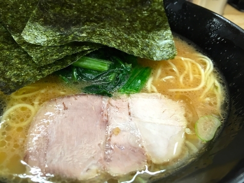 「らーめん・細麺・カタメ＋一番搾り中瓶＋ライス」@せい家 武蔵境店の写真
