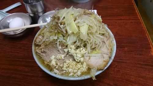 「国産ブタメン、ニンニク、生卵」@ラーメン富士丸 神谷本店の写真