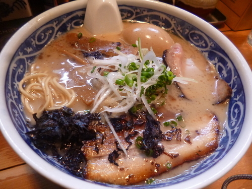 「とんこつラーメン+味玉」@愚直の写真