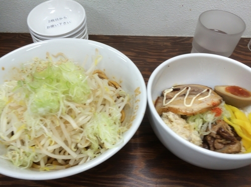 「葱もやしまぜそば ミニ並商ごはん ¥450、¥400」@餃子の並商 都賀店の写真