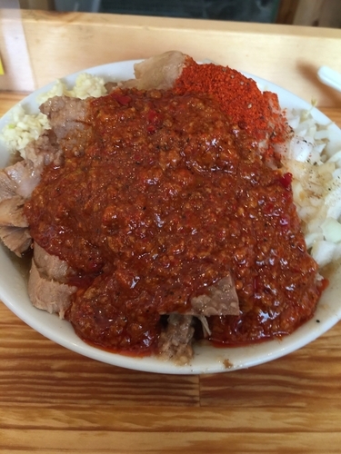 「豚入りオロチョンラーメン（トッピング全部）」@にかいやの写真