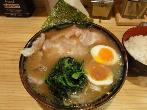 「ラーメン　720円硬め　小盛チャー50円　ライス100円」@秋葉原ラーメン わいずの写真