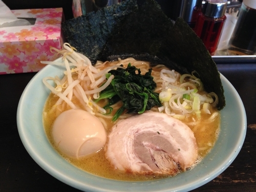 「ラーメン中盛り+味玉クーポン 770円」@味山河 鶴ヶ峰店の写真