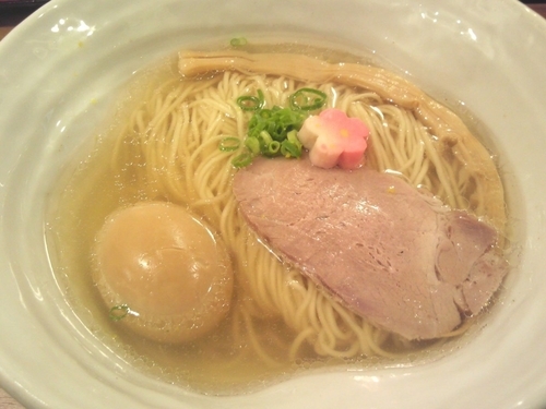 「鯛塩そば￥800・半熟味玉￥100」@鯛塩そば 灯花 本店の写真