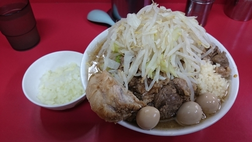 「小ラーメン豚ダブル、うずら卵、きざみ玉ねぎ」@ラーメン二郎 茨城守谷店の写真