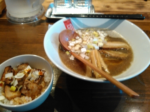 「鶏煮干しラーメン＋コロコロチャーシュー丼のセット（800円）」@らーめんDining Jinの写真