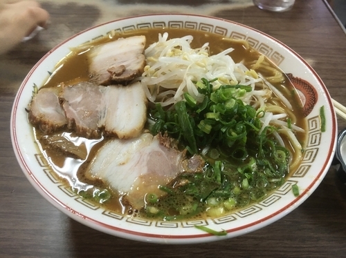 「ラーメン（大）＋ライス（小）」@とくだラーメンの写真
