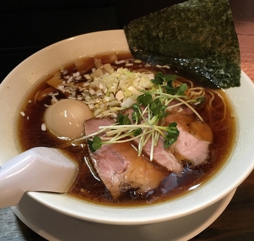 「醤油（細麺・麺固￥700）＋玉子（￥100）」@稲荷屋の写真