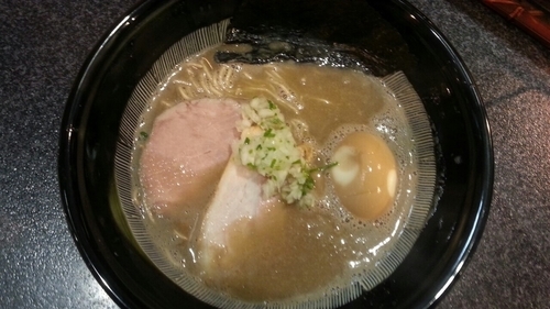 「限定10食  鶏白湯と魚出汁を合わせたハイブリッド七段」@烈志笑魚油 麺香房 三くの写真