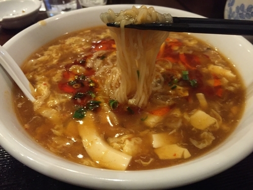「酸辣湯麺（細麺）」@風香園 市が尾店の写真