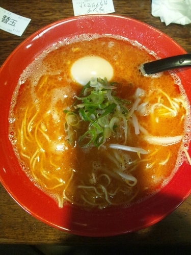「辛いラーメン（味玉トッピング）」@辻商店の写真