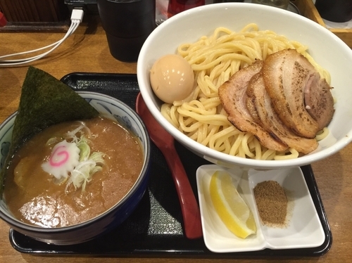 「３年２組   どろっと濃厚つけ麺（特盛）＋チャーシュー＋半熟卵」@らぅ麺 ガラ喰楽学校 大宮店の写真