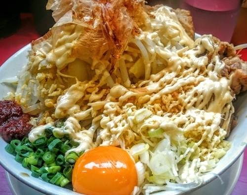 「まぜそば（野菜、ショウガ、ガリマヨ、辛玉）＋豚」@用心棒の写真