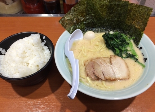 「醤油ラーメン + ライス」@横浜家系ラーメン 新宿小滝橋 魂心家の写真