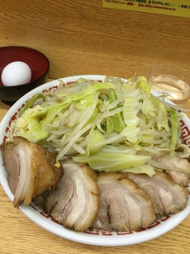 「小ブタ ニンニク 生卵」@ラーメン二郎 環七新新代田店の写真