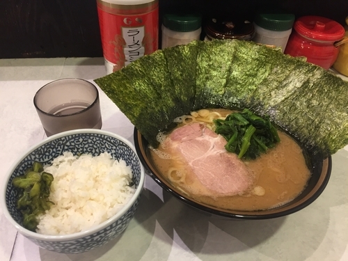 「ラーメン中盛、海苔増し、ライス」@横浜家系ラーメン 虎家の写真