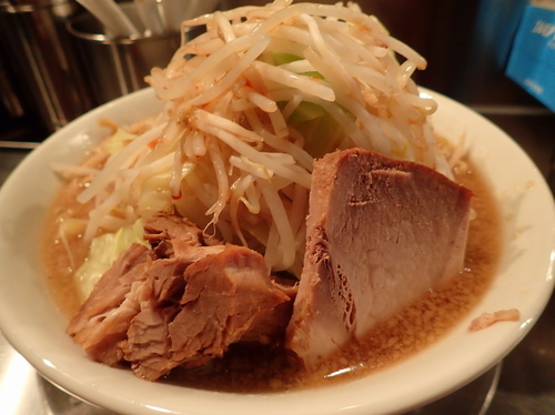 「ラーメン ヤサイ＋セルフ辛目＋セルフ唐辛子」@ジロリアン 町屋店の写真