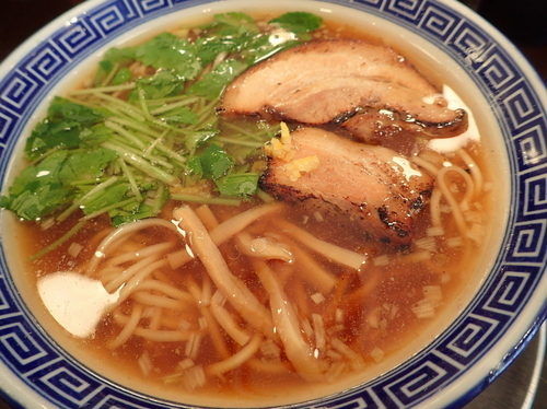 「醤油らあめん 麺硬め＋こむすび」@東京らあめんタワー 芝大門本店の写真