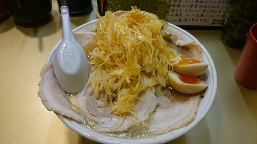 「しょうゆらーめん、大盛、チャーシュー、辛ネギ、味付け玉子」@超ごってり麺 ごっつの写真