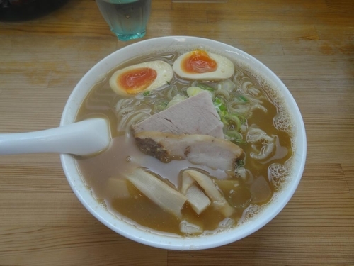 「こく煮干し(中/手打ち麺)＋味玉　800円」@長尾中華そば 青森駅前店の写真