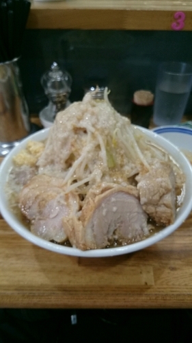 「ラーメン中 追加豚2枚 生タマゴ」@デカ盛り戦隊 豚レンジャーの写真