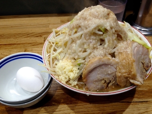「ラーメン＋大盛り（麺増し600g）＋追加豚2枚＋生卵（ニンニク、」@デカ盛り戦隊 豚レンジャーの写真