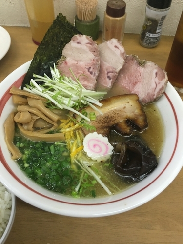 「【平日限定】天然柚子の塩らーめん+肩ロース」@MENYA 食い味の道有楽の写真