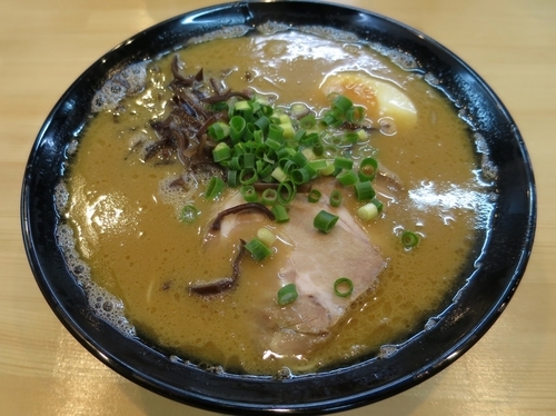 「豚骨ラーメン ７５０円 ※細麺・粉落とし」@麺心 新井の写真