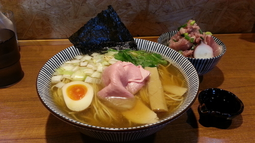 「煮干そば白醤油+大盛り+海鮮丼」@寿製麺よしかわ 川越店の写真