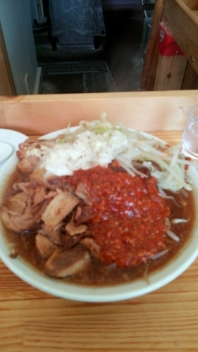 「ブタ入りオロチョンラーメン中 800円」@にかいやの写真