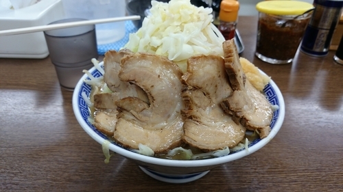 「正油らーめん（大）、豚増し、野菜、ニンニク」@らーめん 旭郎山の写真