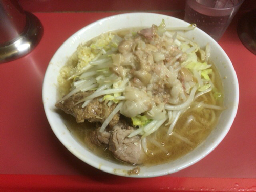 「豚入り(ニンニク、アブラ) 850」@ラーメン二郎 桜台駅前店の写真