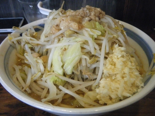 「小ラーメン・ﾔｻｲﾏｼﾆﾝﾆｸﾏｼﾏｼｱﾌﾞﾗ660円」@ラーメン豚力の写真