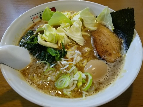 「醤油豚骨ラーメン　（大盛り）　＋味玉：サービス」@麺屋しるしの写真