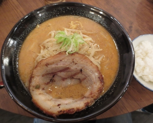 「百年味噌ラーメン＋サービスライス　500円※オープン記念」@マルキン本舗 渋谷店の写真