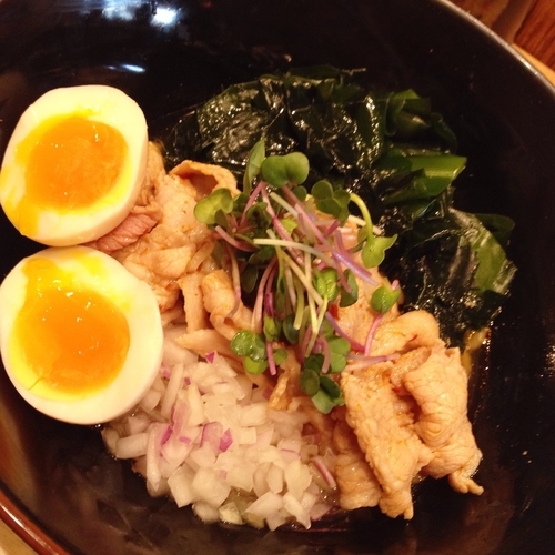 「豚バラ若布和えそば」@饗 くろ㐂の写真