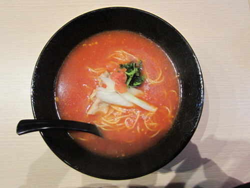 「トマトラーメン　６８０円」@トマトラーメンと辛めん 三味の写真