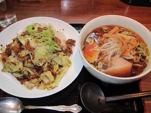 「回鍋肉丼　500円（ランチ）と半ラーメン　300円」@中華ダイニング いい田の写真