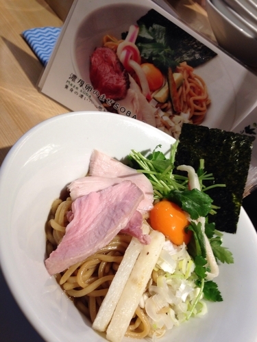 「濃厚卵のまぜSOBA」@むぎとオリーブ マーチエキュート神田万世橋店の写真