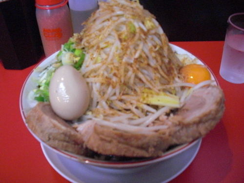 「まぜそば大+全マシ+味玉+豚２枚追加」@鷹の目 獨協大学前本店の写真