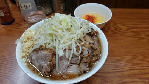 「ブタ入りラーメン、生卵」@ラーメン二郎 亀戸店の写真
