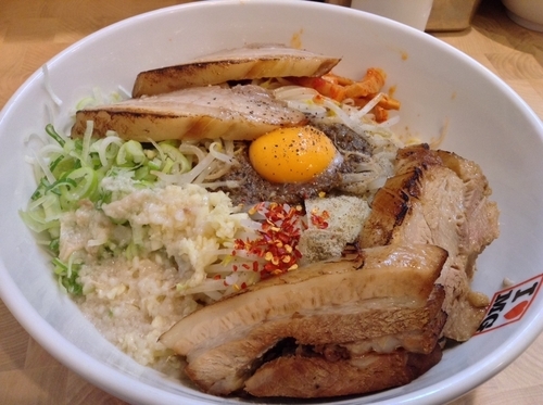 「汁なしニボ 大盛(360g) ニンニク背脂普通麺かため 肉増し 」@まるぎん道場の写真