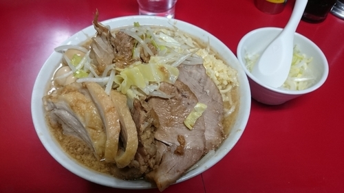「小豚、野菜、ニンニク、味付うずら、小ネギ（白）」@ラーメン二郎 西台駅前店の写真