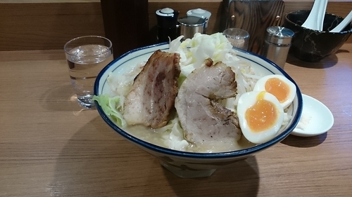 「醤油とんこつ玉子・大盛(ヤサイアブラ)￥９４０」@らーめん勇の写真