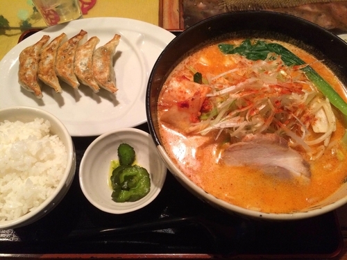 「激辛らーめん（933円）＋ギョーザセット（400円）」@らーめん げんき屋 ひたちなか店の写真