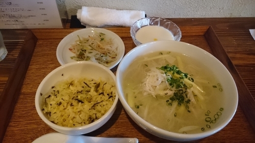「黄ニラと蒸し鶏のそばと炒飯（1,000円）」@中華 HOIの写真