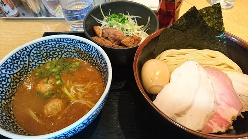 「特製濃厚魚介つけ麺＋ローストポークガーリックめし」@麺屋 一燈の写真