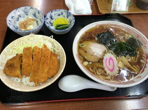 「半丼セット（ラーメン＋カツ丼＋小鉢＋漬物）＠800円」@御食事処 中庄の写真